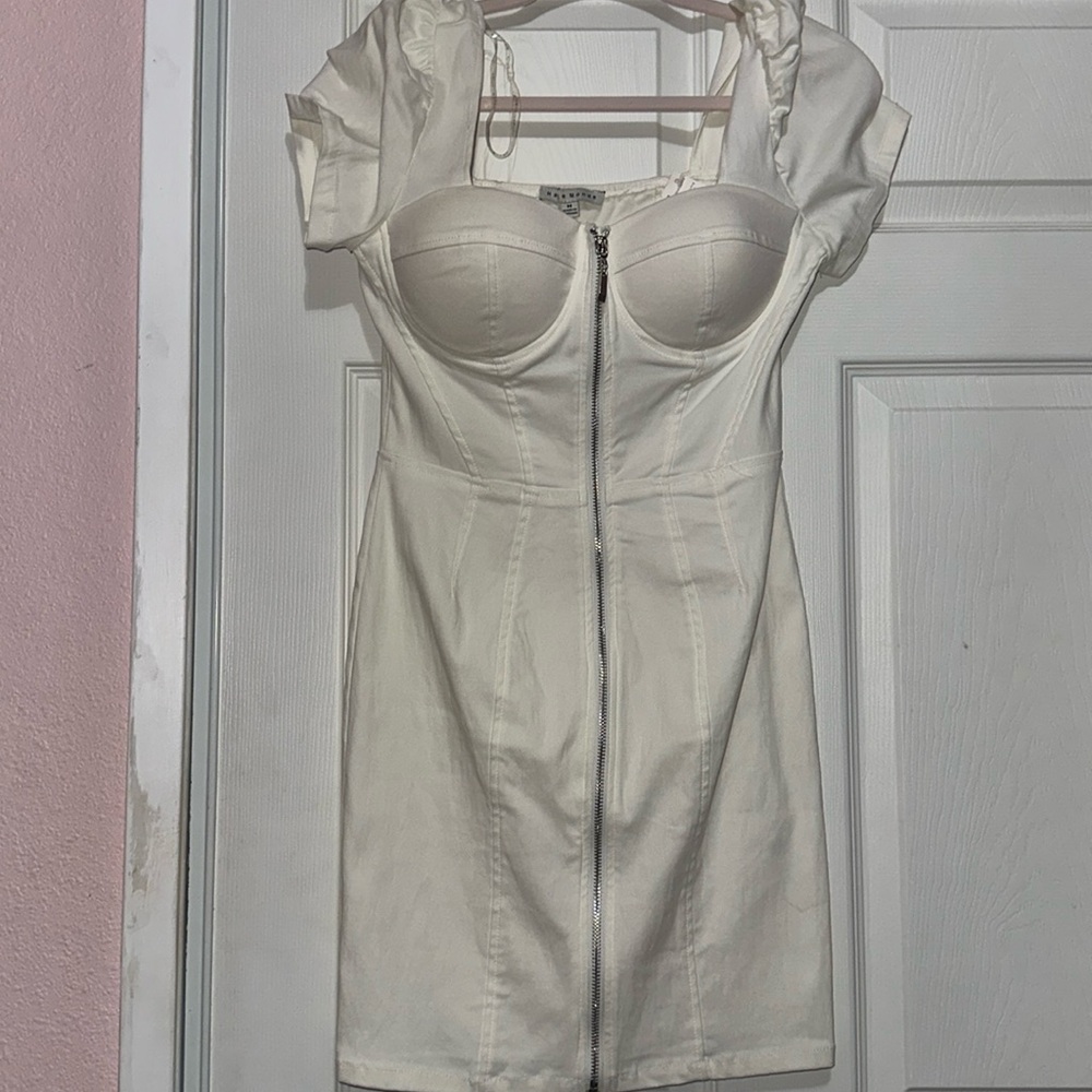New with tags size M Haute Monde white zipper dress